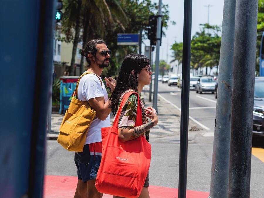 A street scene with a sign for Rua Maria Quitéria.