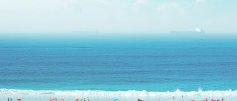 Perto da praia, guarda-sóis, toalhas de praia 