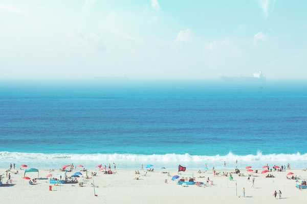 Playa en los alrededores, sombrillas y toallas de playa