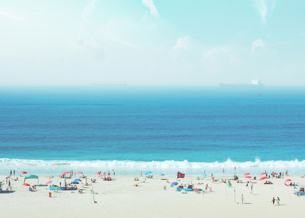 Plage à proximité, parasols, serviettes de plage, beach-volley