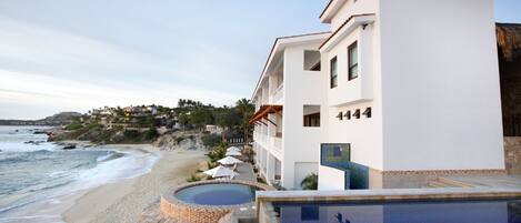 På stranden, hvit sand, solsenger og parasoller