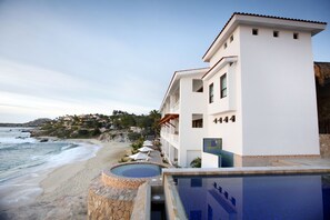 Plage, sable blanc, chaises longues, parasols