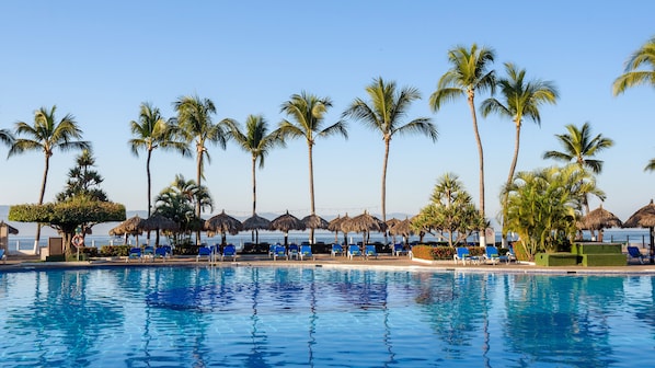 Piscine extérieure, parasols, chaises longues