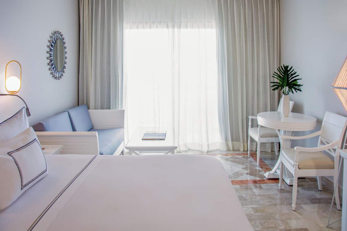Deluxe Room, Garden View | 1 bedroom, free minibar, in-room safe, individually furnished