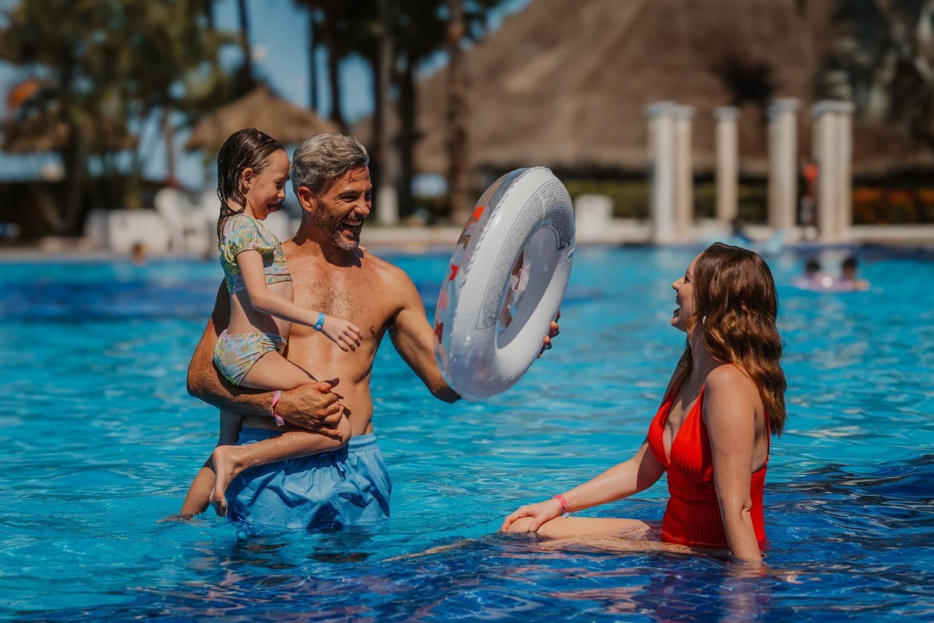 室外泳池；08:00 至 20:00 開放；泳池傘、躺椅