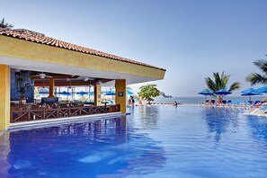 3 piscinas al aire libre, sillones reclinables de piscina