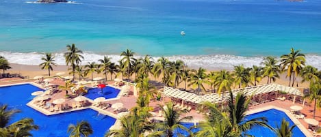 3 outdoor pools, sun loungers