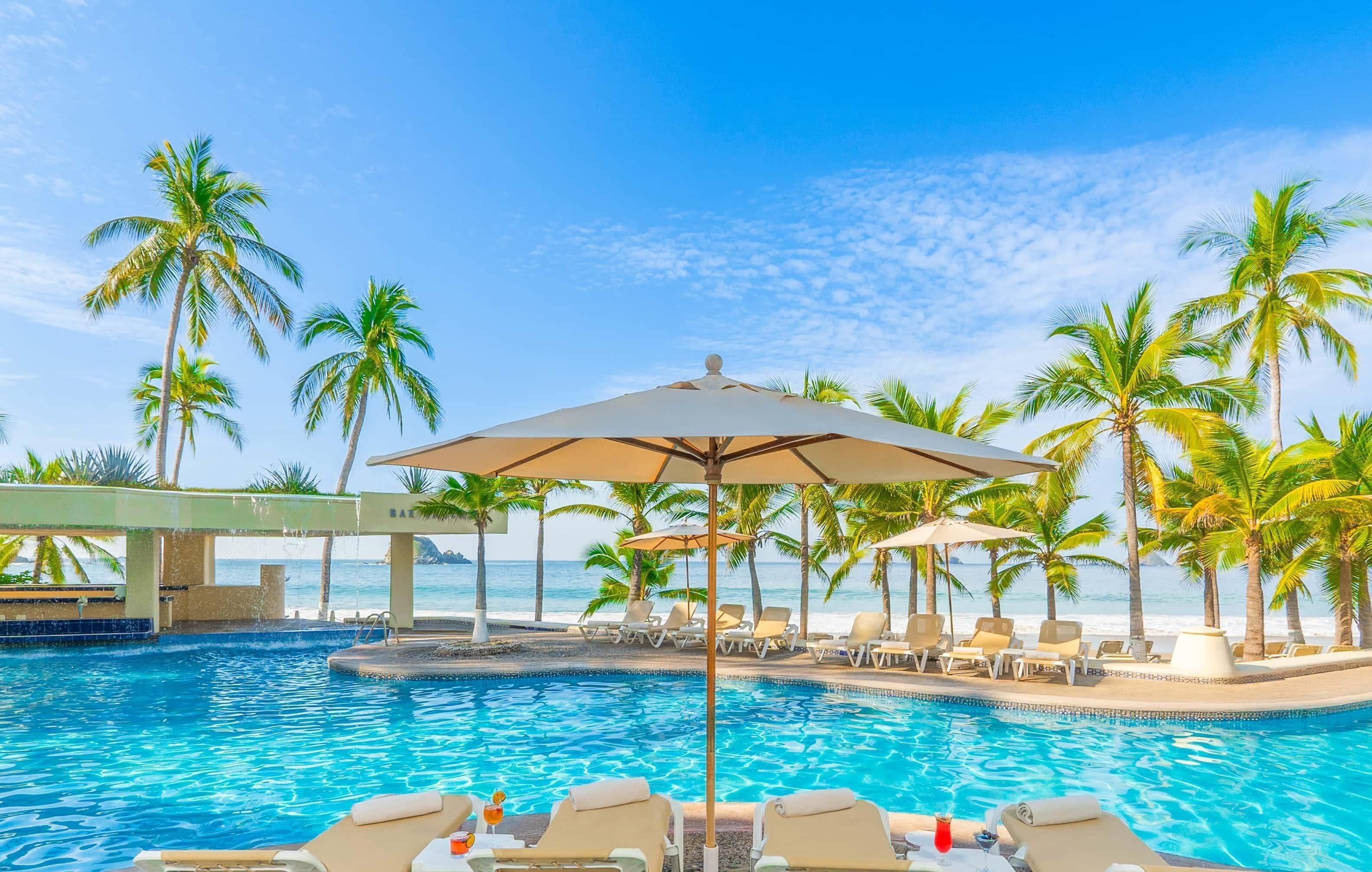 3 ulkouima-allasta, aurinkotuoleja