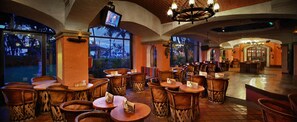 7 restaurants; breakfast, lunch, and dinner served