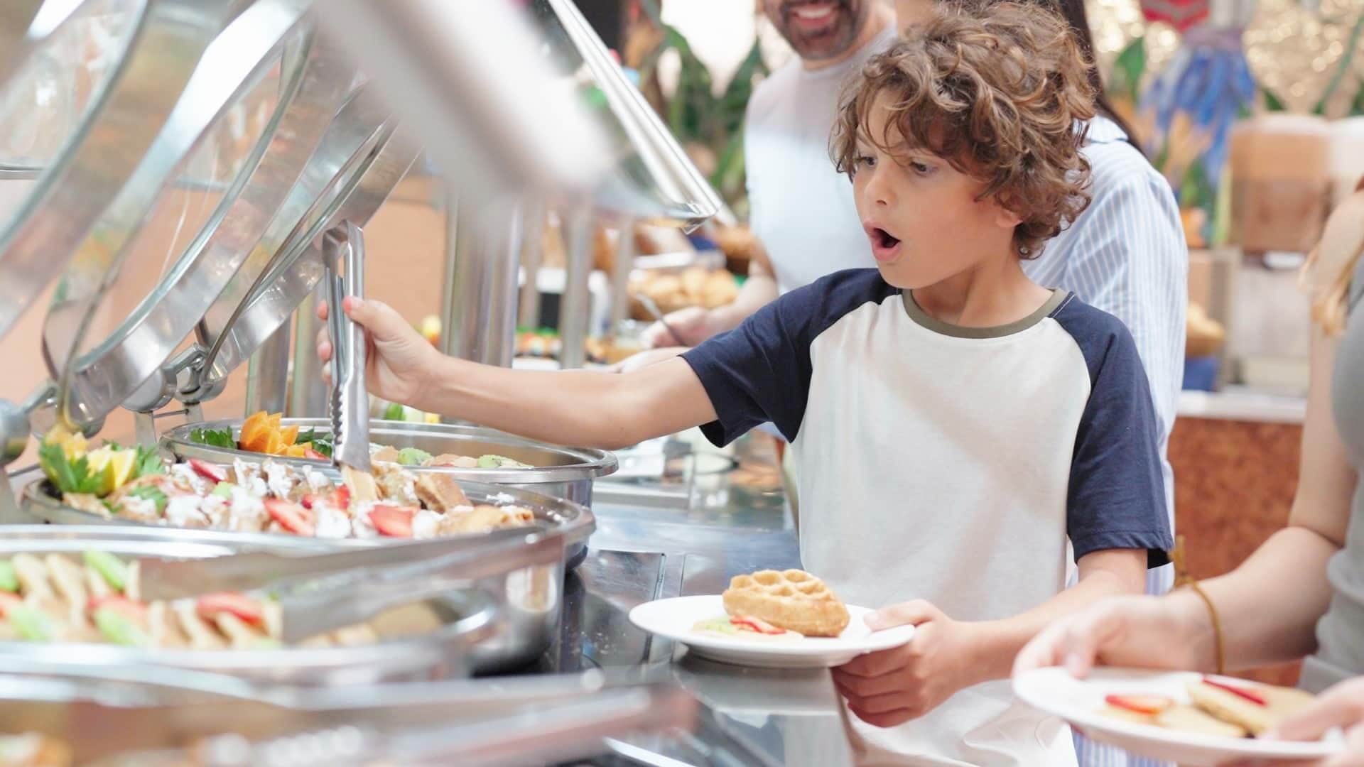 Buffet com diversos alimentos.