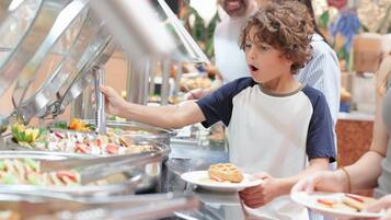 Buffet com diversos alimentos.