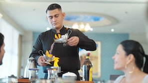 7 restaurants; breakfast, lunch and dinner served
