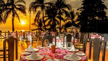 7 restaurants; breakfast, lunch and dinner served