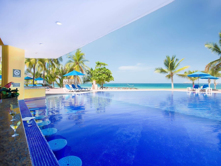 3 buitenzwembaden en ligstoelen