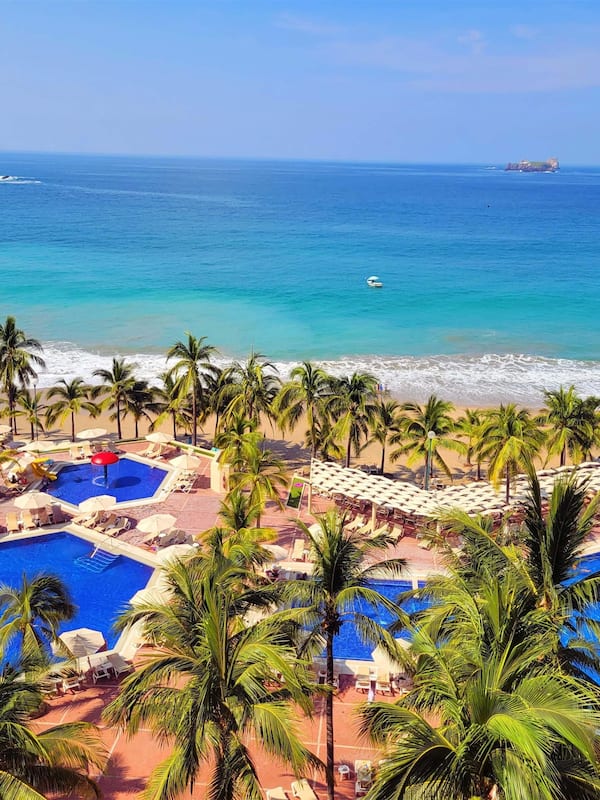 3 outdoor pools, sun loungers
