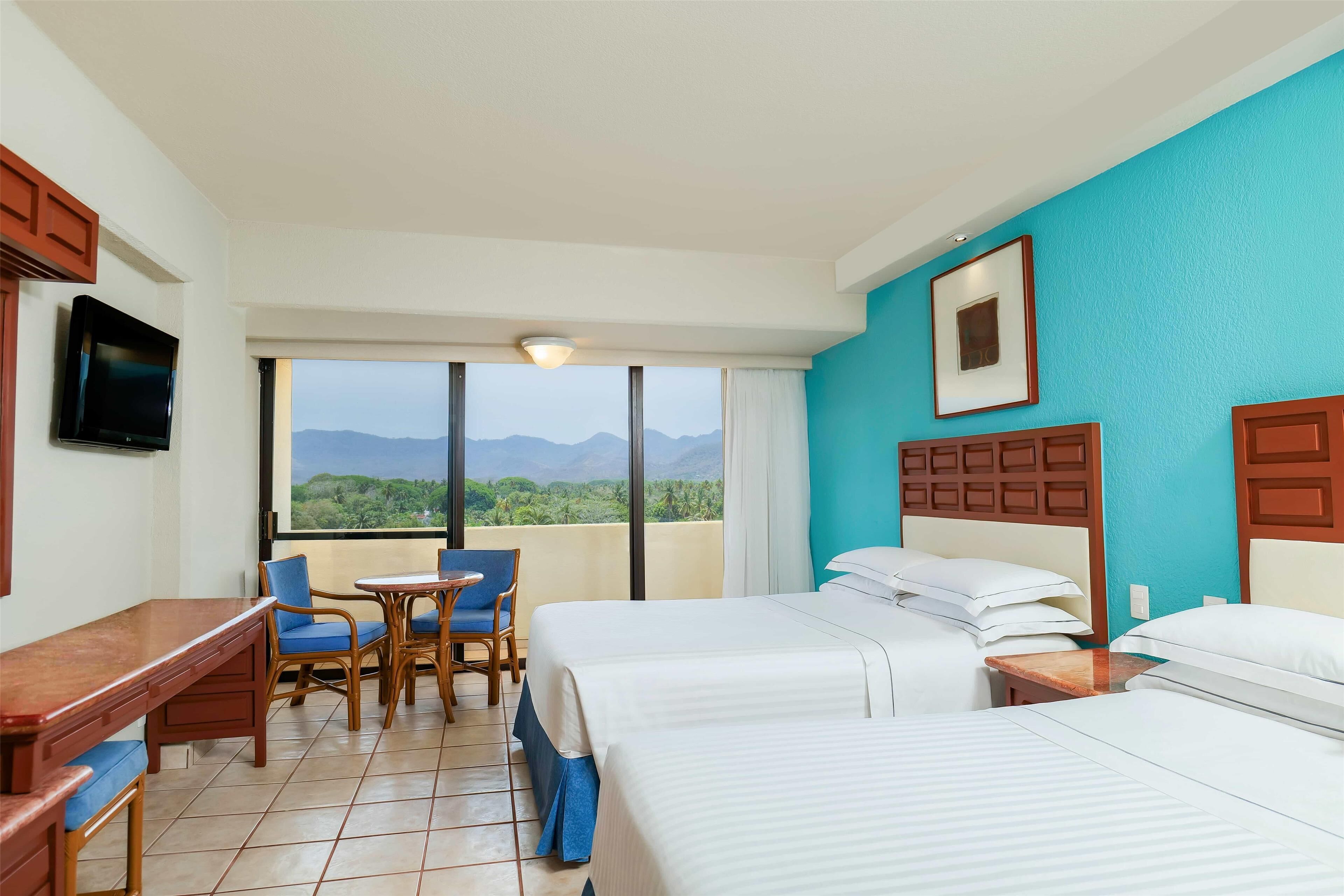 Habitación superior | Ropa de cama de alta calidad y artículos del minibar gratis 