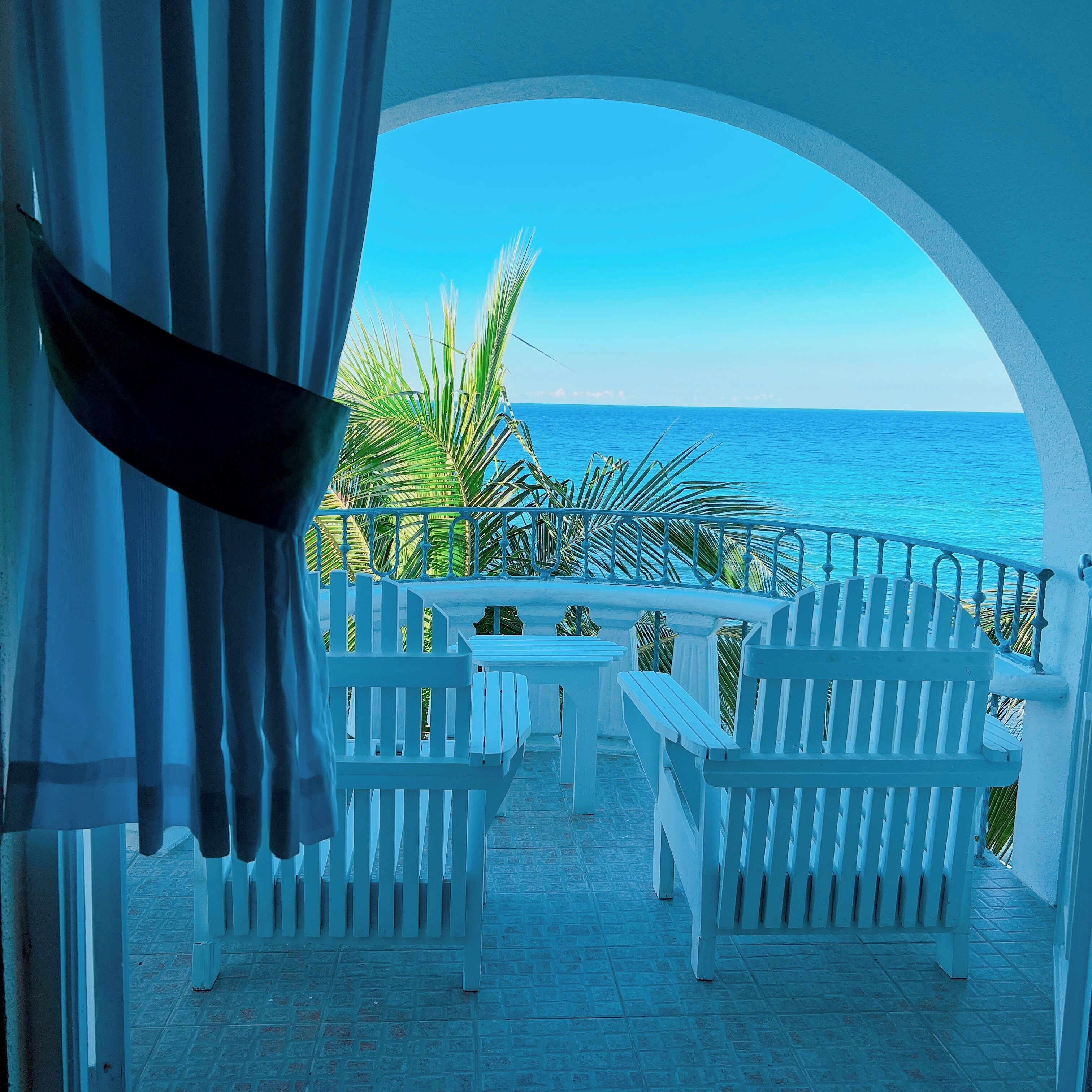 Sengetøy av topp kvalitet, minibar og safe på rommet