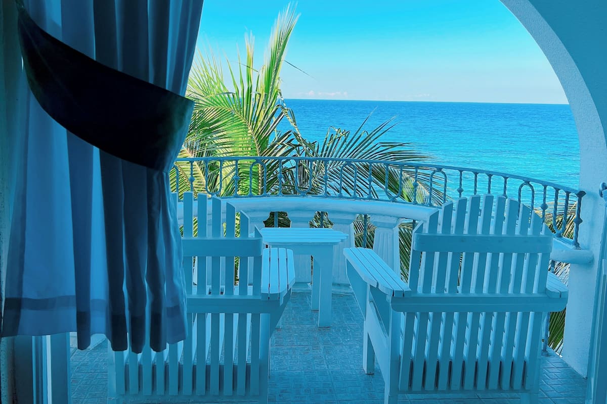 Sengetøy av topp kvalitet, minibar og safe på rommet