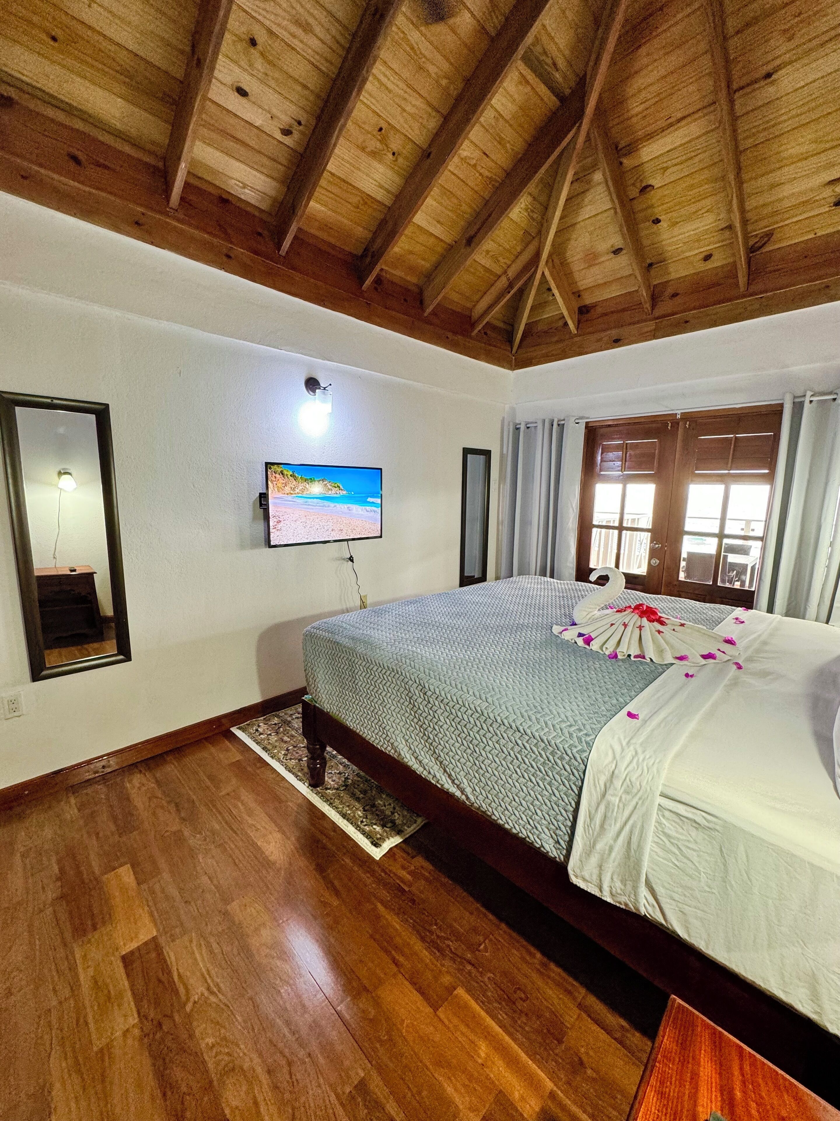 Suite, 2 Bedrooms, Garden/Pool View with Full- Time Nanny Service | Seprai premium, minibar, brankas, dan ruang kerja ramah laptop