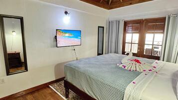 Suite, 2 Bedrooms, Garden/Pool View with Full- Time Nanny Service | Seprai premium, minibar, brankas, dan ruang kerja ramah laptop