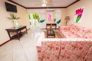 Suite, 2 Bedrooms, Garden/Pool View with Full- Time Nanny Service | Ylelliset vuodevaatteet, minibaari, tallelokero huoneessa