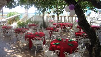 4 restaurants, breakfast, lunch, dinner served; international cuisine