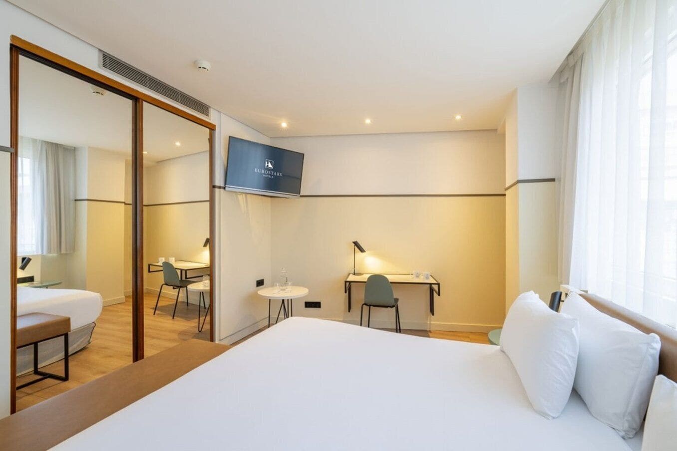 2 bedrooms, minibar, in-room safe, desk