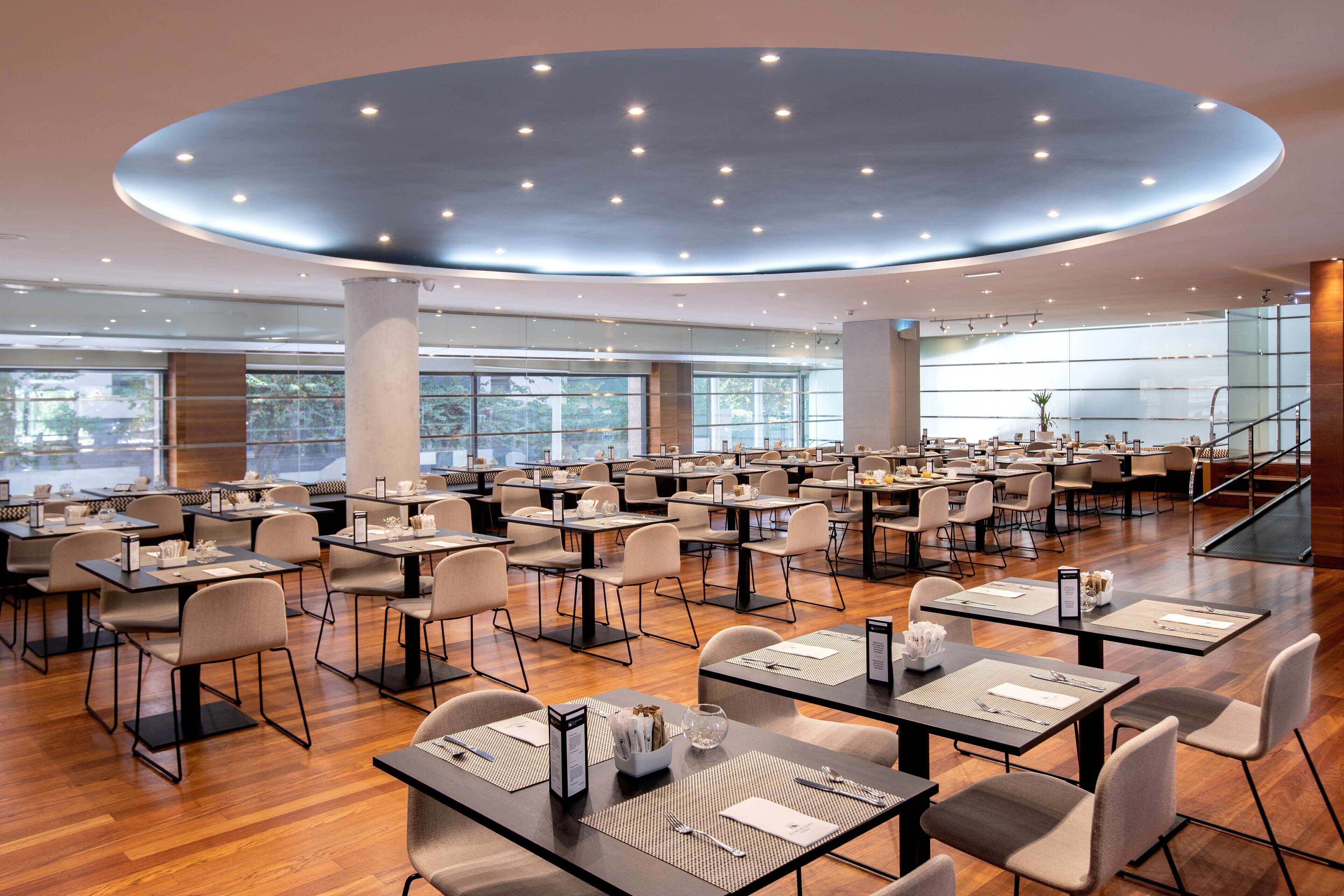 Petit déjeuner buffet (13 EUR par personne)