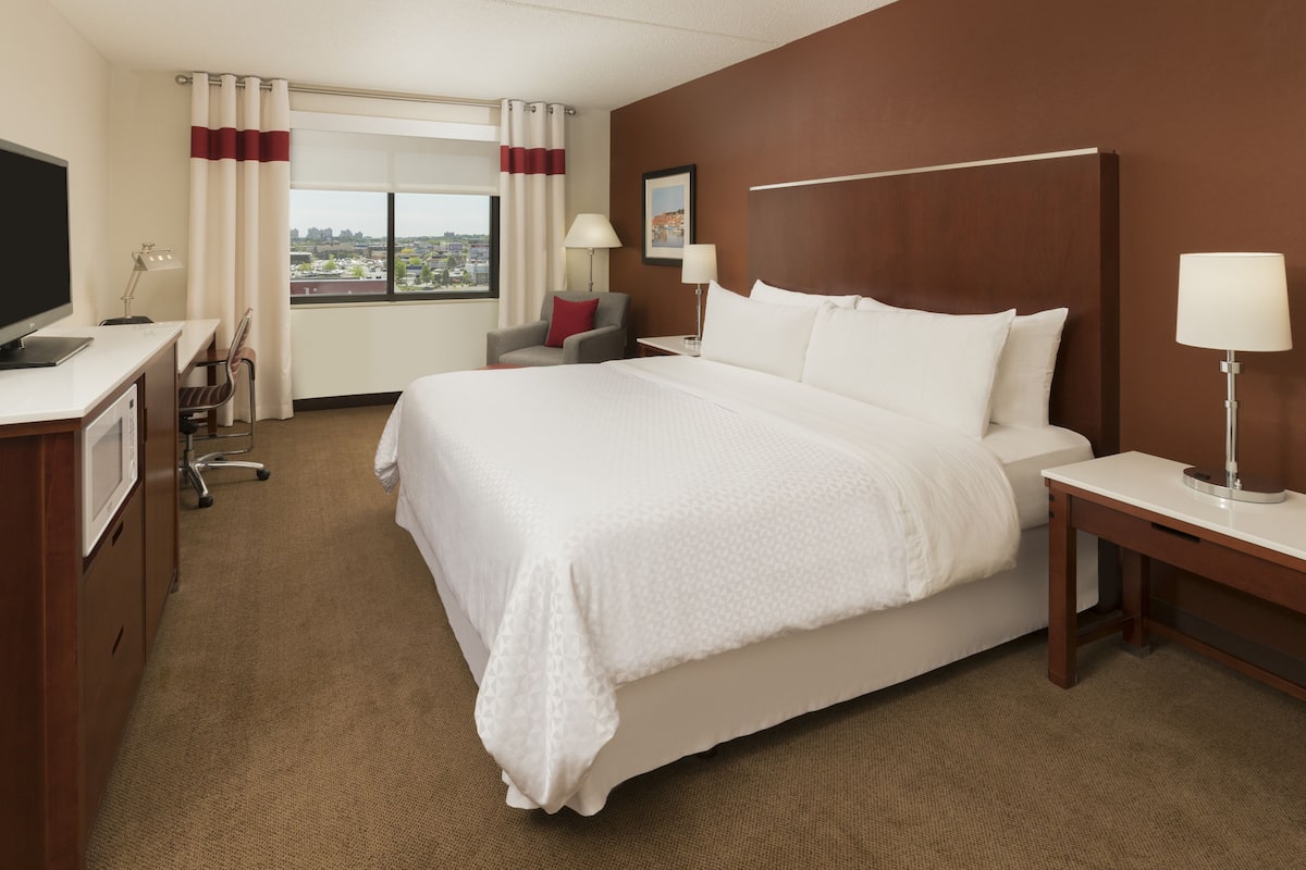 In-room safe, desk, blackout drapes, free cribs/infant beds