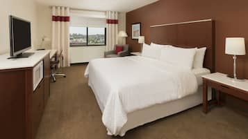 Cofres nos quartos, escrivaninha, cortinas blackout, berços grátis