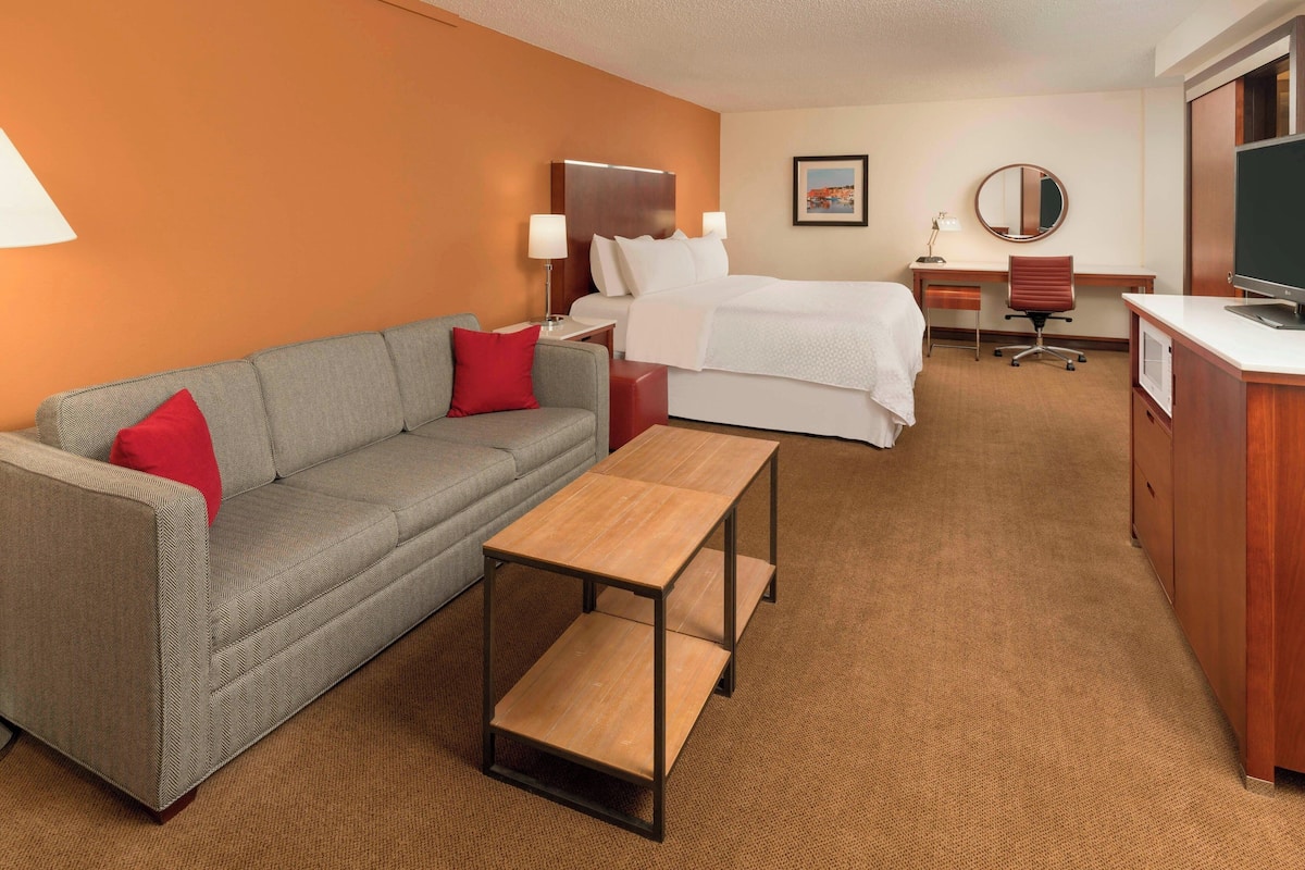 Deluxe Room, 1 King Bed, Non Smoking | In-room safe, desk, blackout drapes, free cribs/infant beds