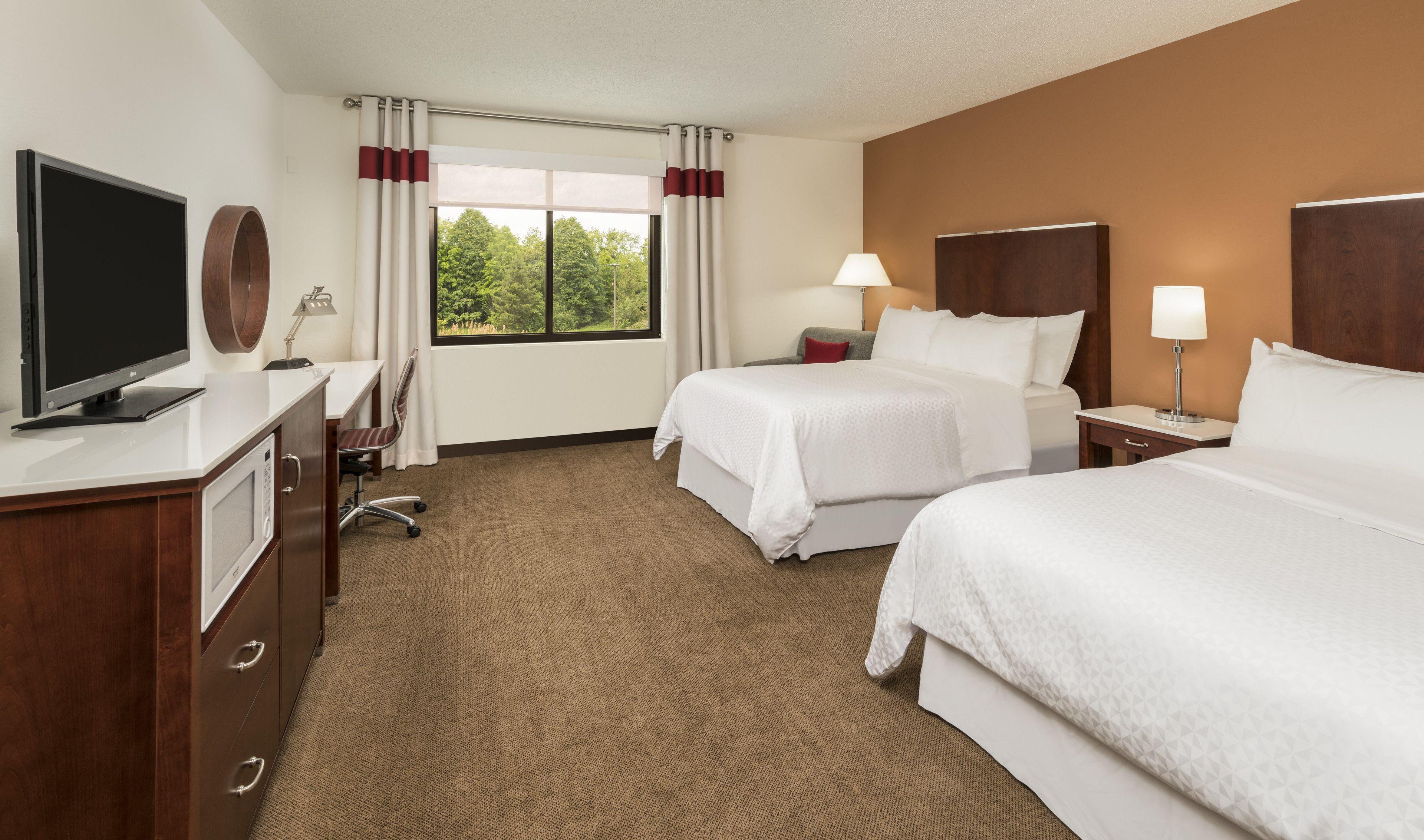 Tallelokero huoneessa, työpöytä, pimennysverhot, ilmaiset vauvansängyt