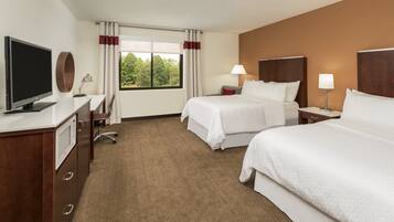 Een kluis op de kamer, een bureau, verduisterende gordijnen