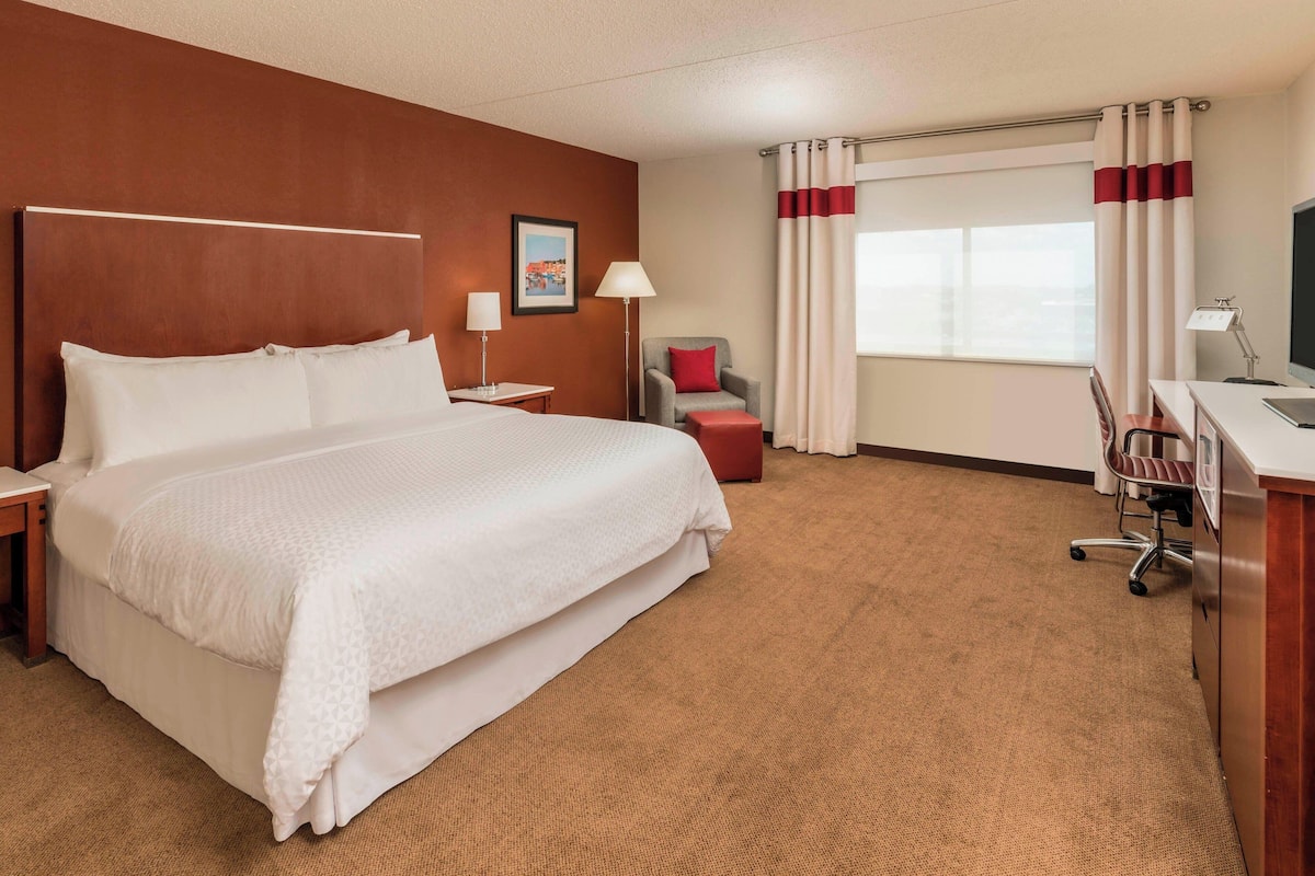 Room, 1 King Bed, Non Smoking | In-room safe, desk, blackout drapes, free cribs/infant beds