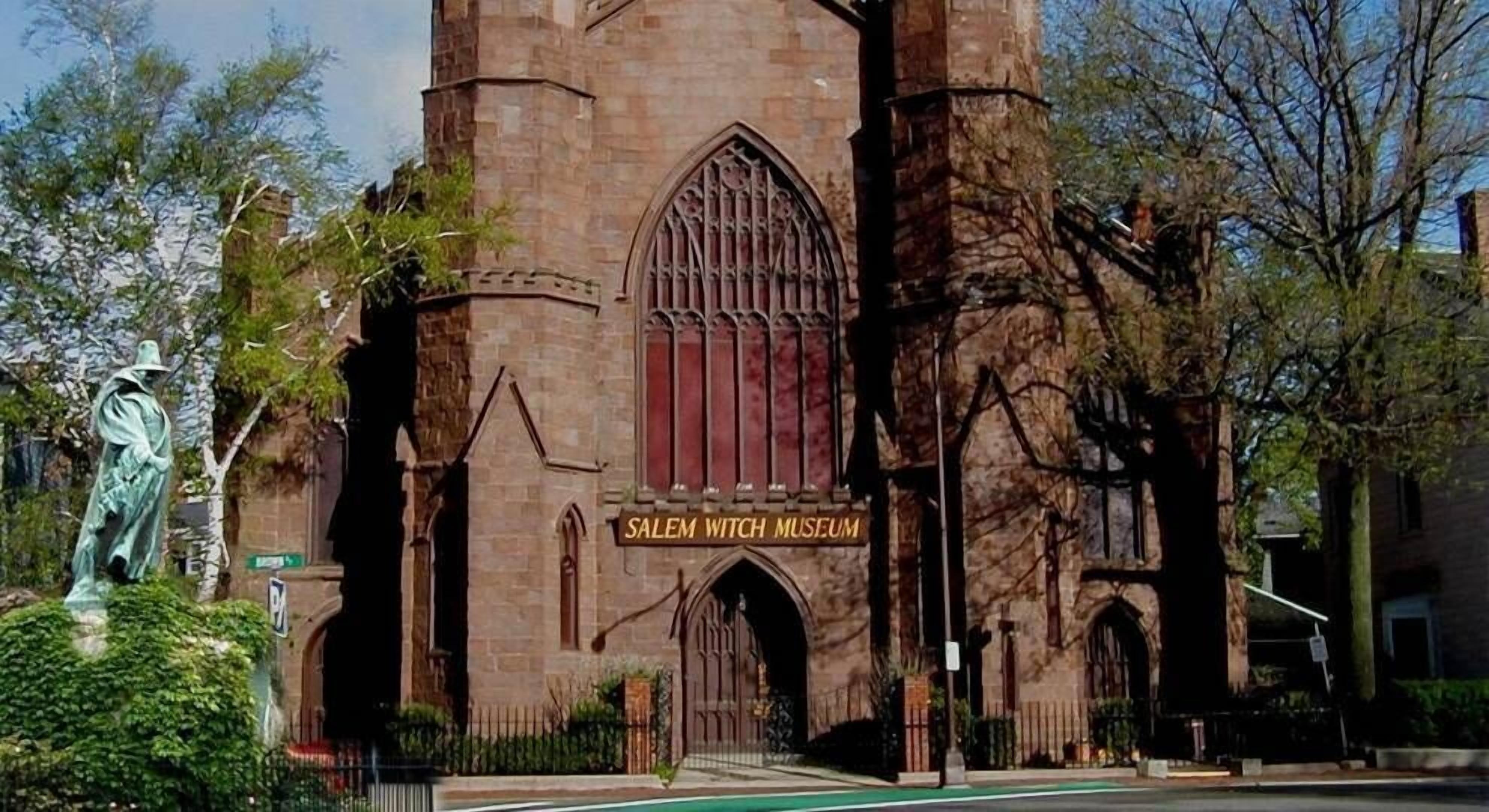Un edificio histórico con una entrada destacada y un letrero que dice "Salem Witch Museum".