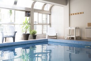 Una piscina cubierta