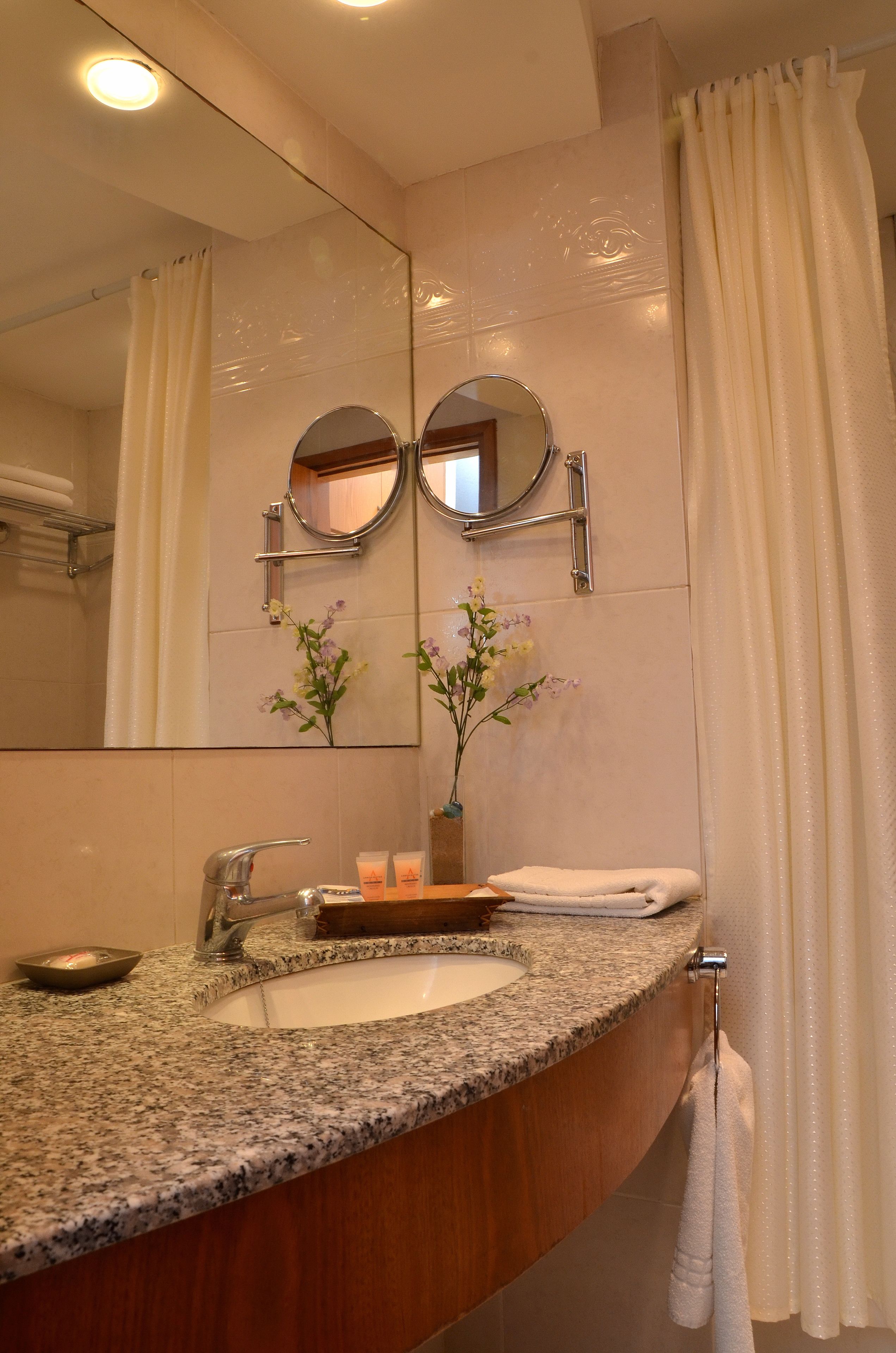 combined shower/bathtub, jetted bath, rainfall showerhead