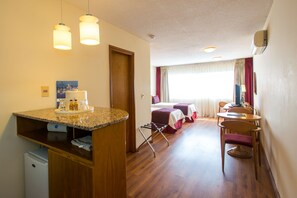 Suite estándar | Minibar, caja fuerte, escritorio y cortinas opacas