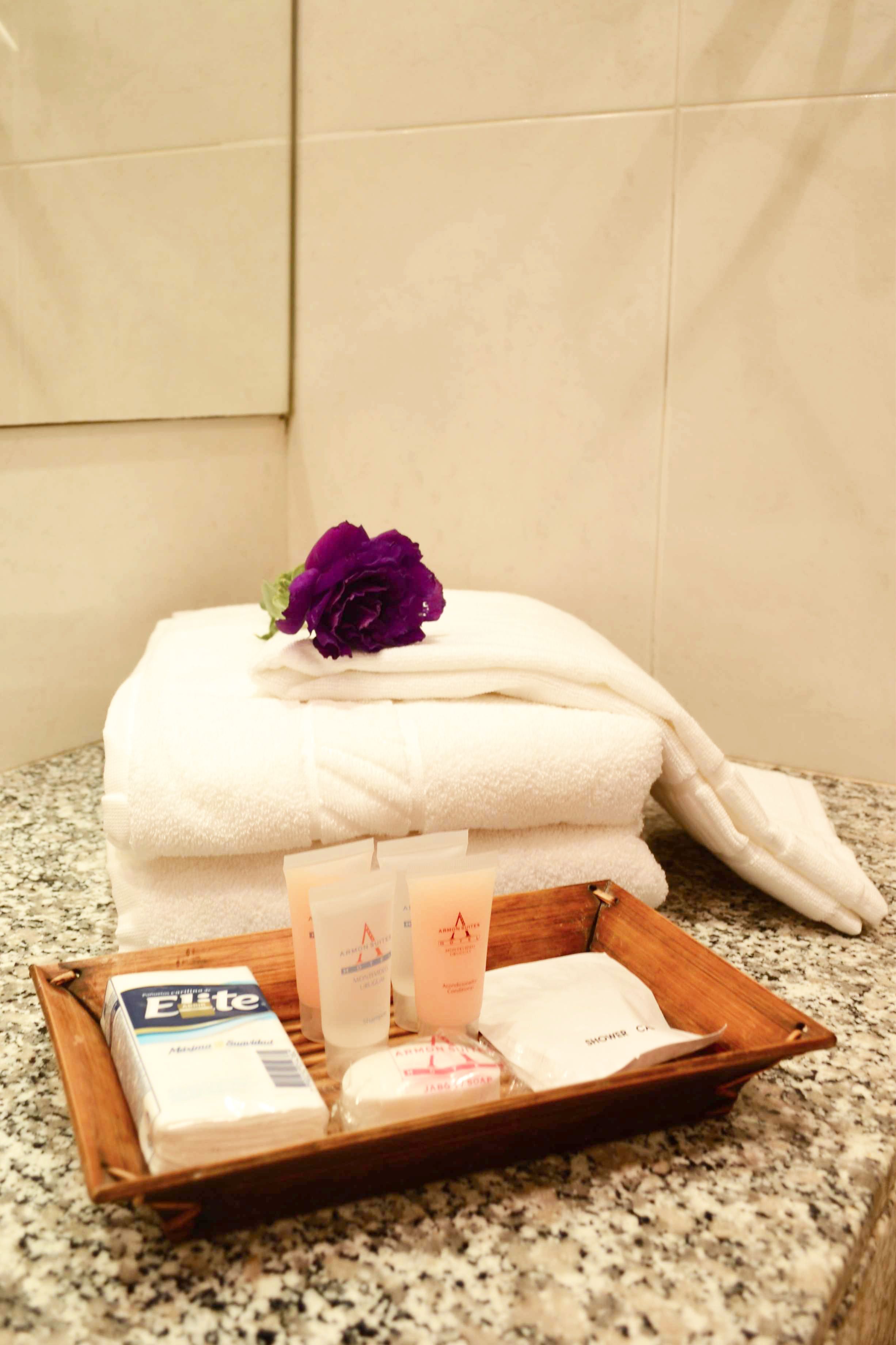 combined shower/bathtub, jetted bath, rainfall showerhead