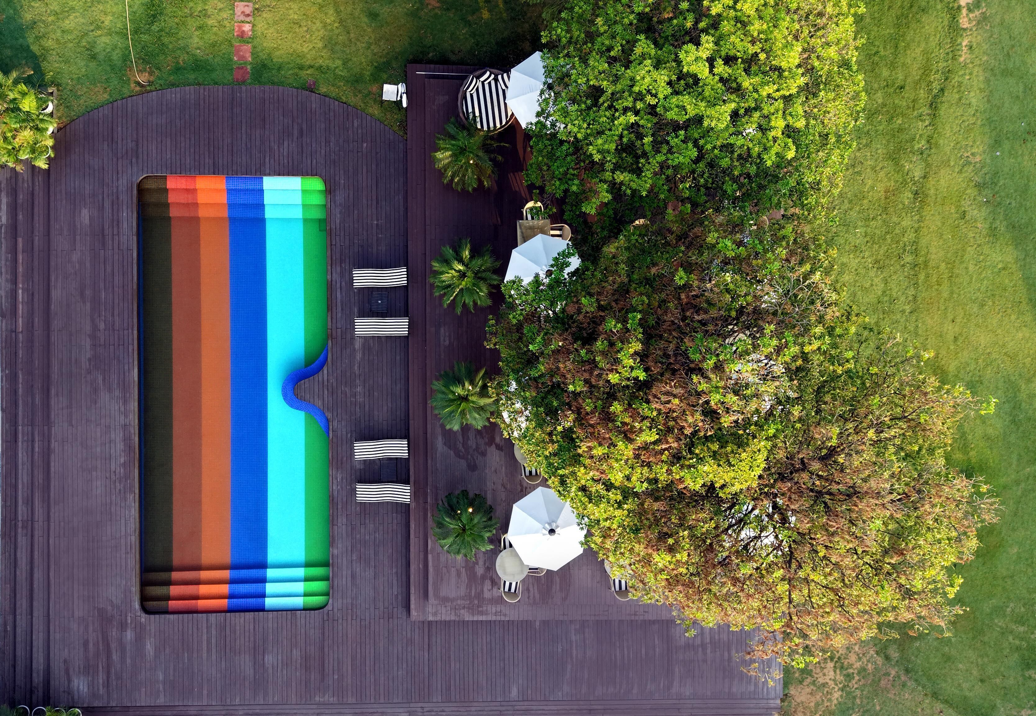 Seasonal outdoor pool, open 9:00 AM to 7:00 PM, pool loungers