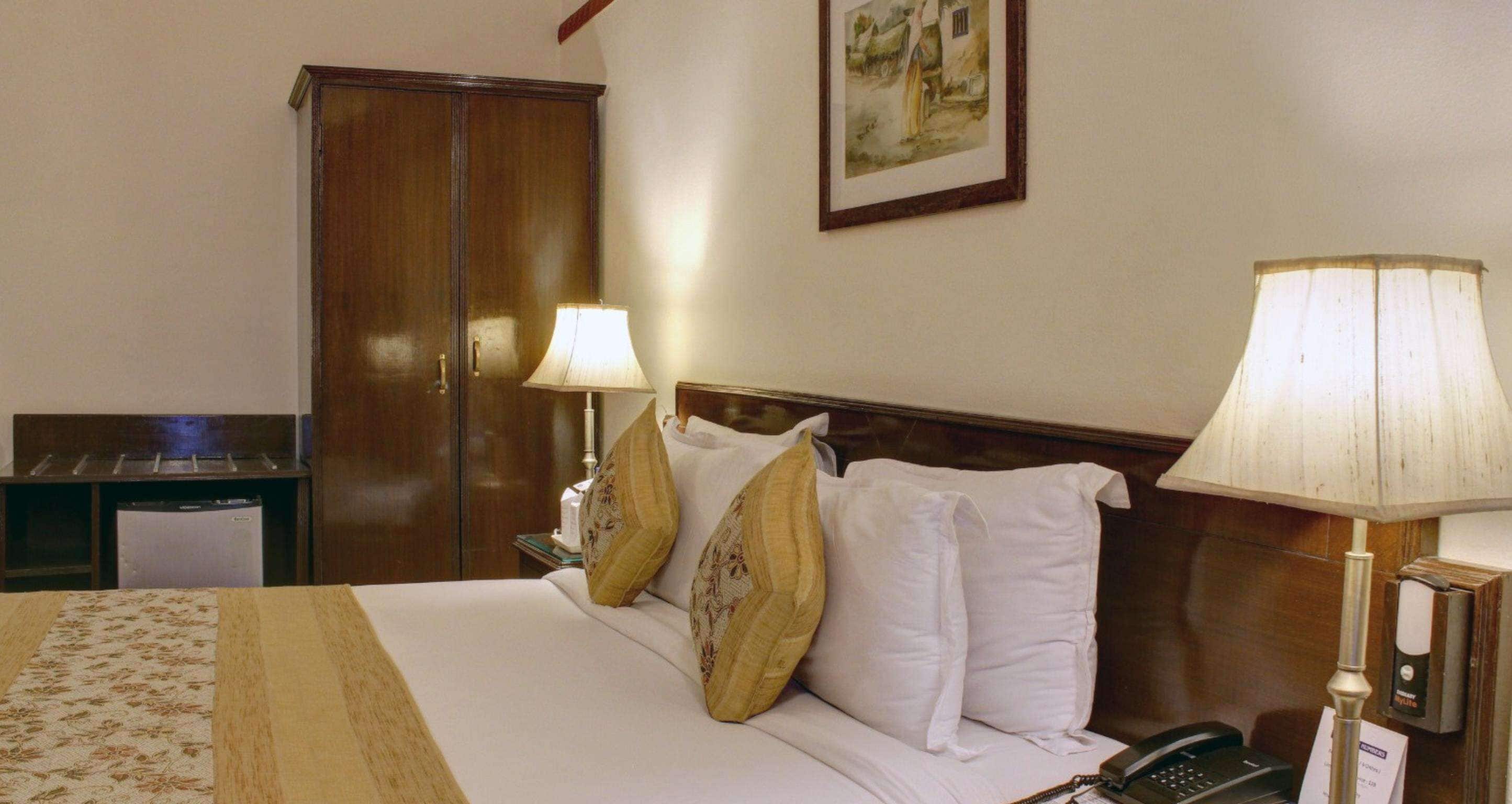 Rom – deluxe, 2 enkeltsenger, ikke-røyk | Minibar, safe på rommet, skrivebord og strykejern/-brett