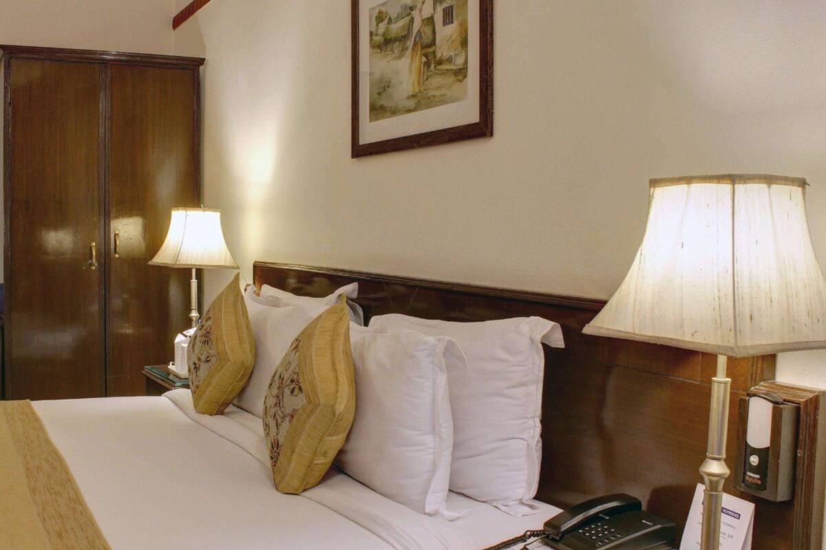 Rom – deluxe, 2 enkeltsenger, ikke-røyk | Minibar, safe på rommet, skrivebord og strykejern/-brett