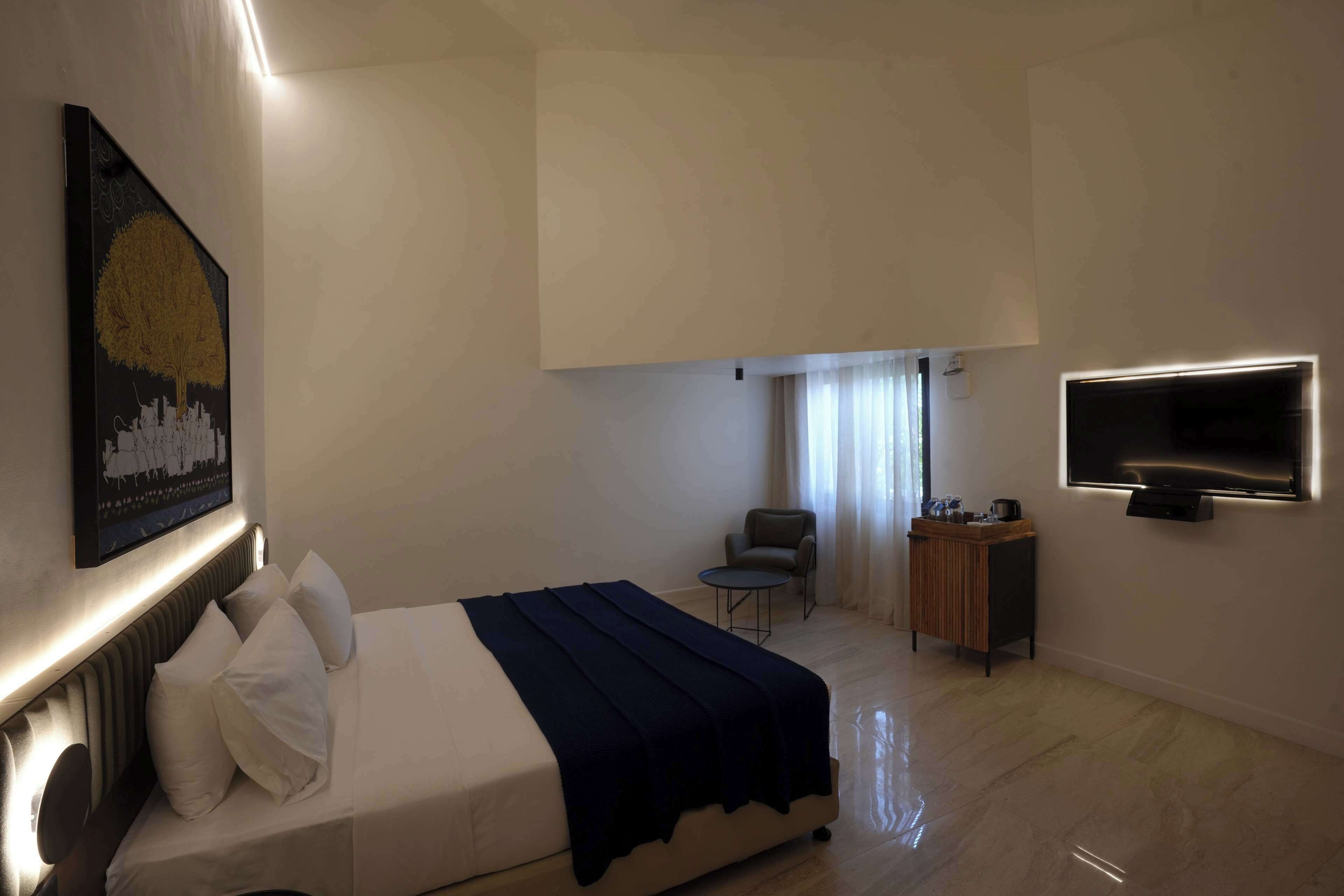 Minibar, caja de seguridad en la habitación y escritorio 