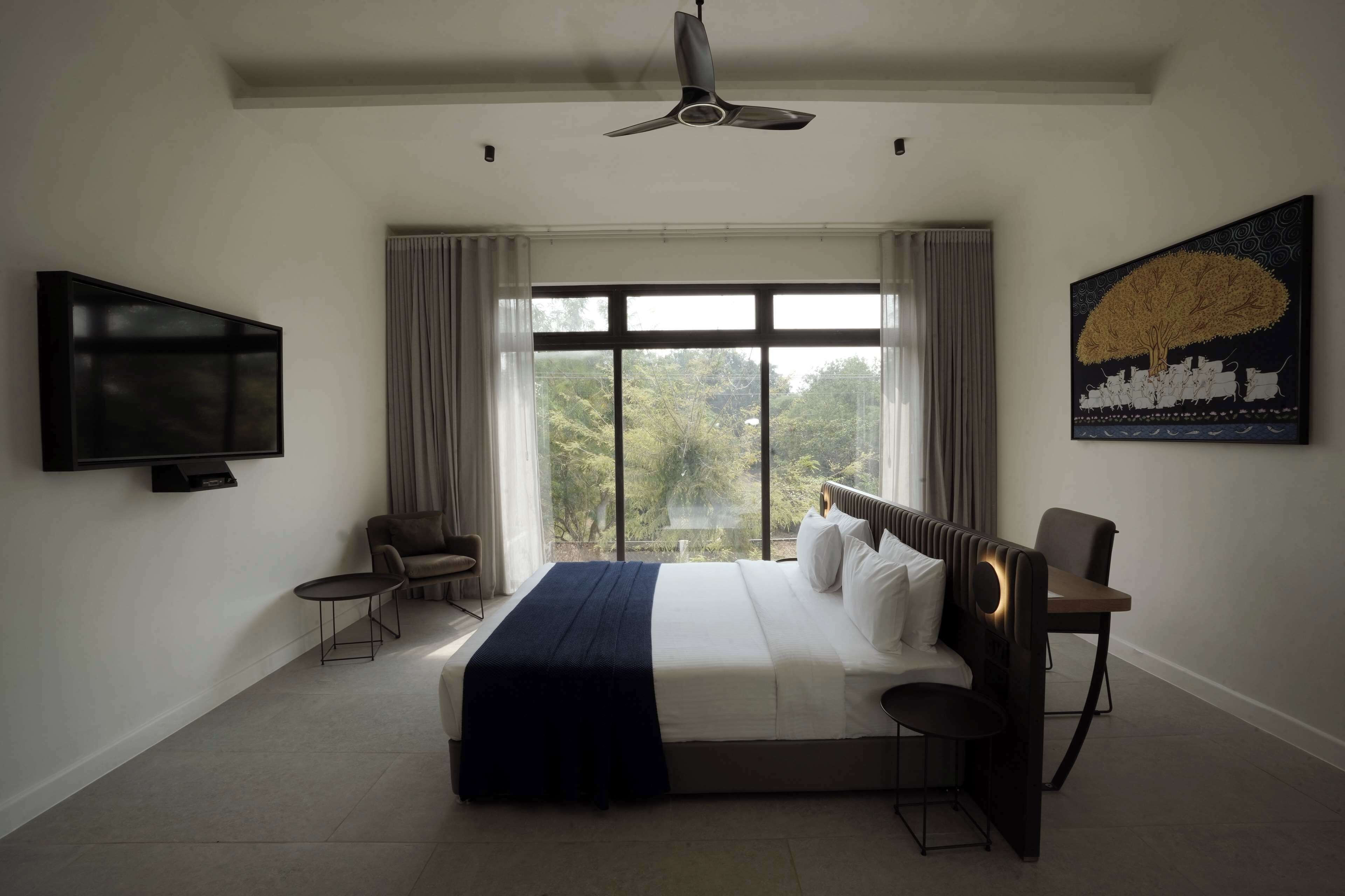 Minibar, caja de seguridad en la habitación y escritorio 