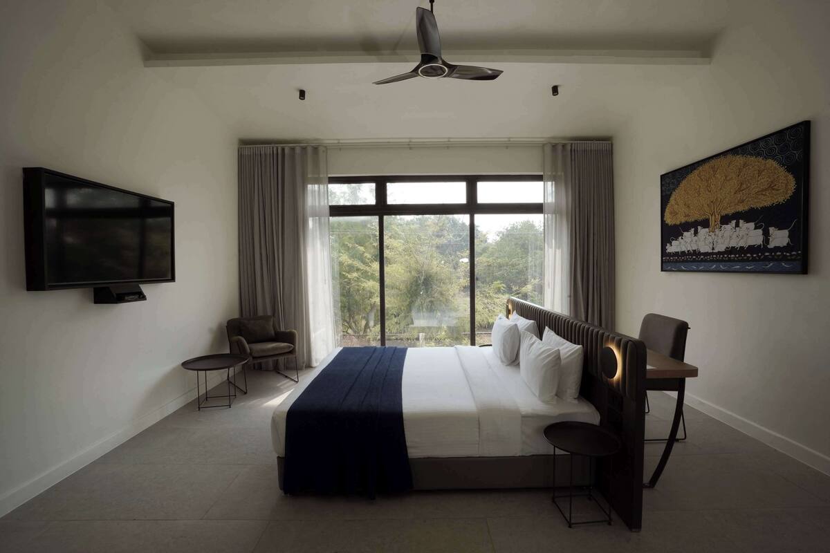 Suite, 1 King Bed, Non Smoking | Minibar, in-room safe, desk, iron/ironing board