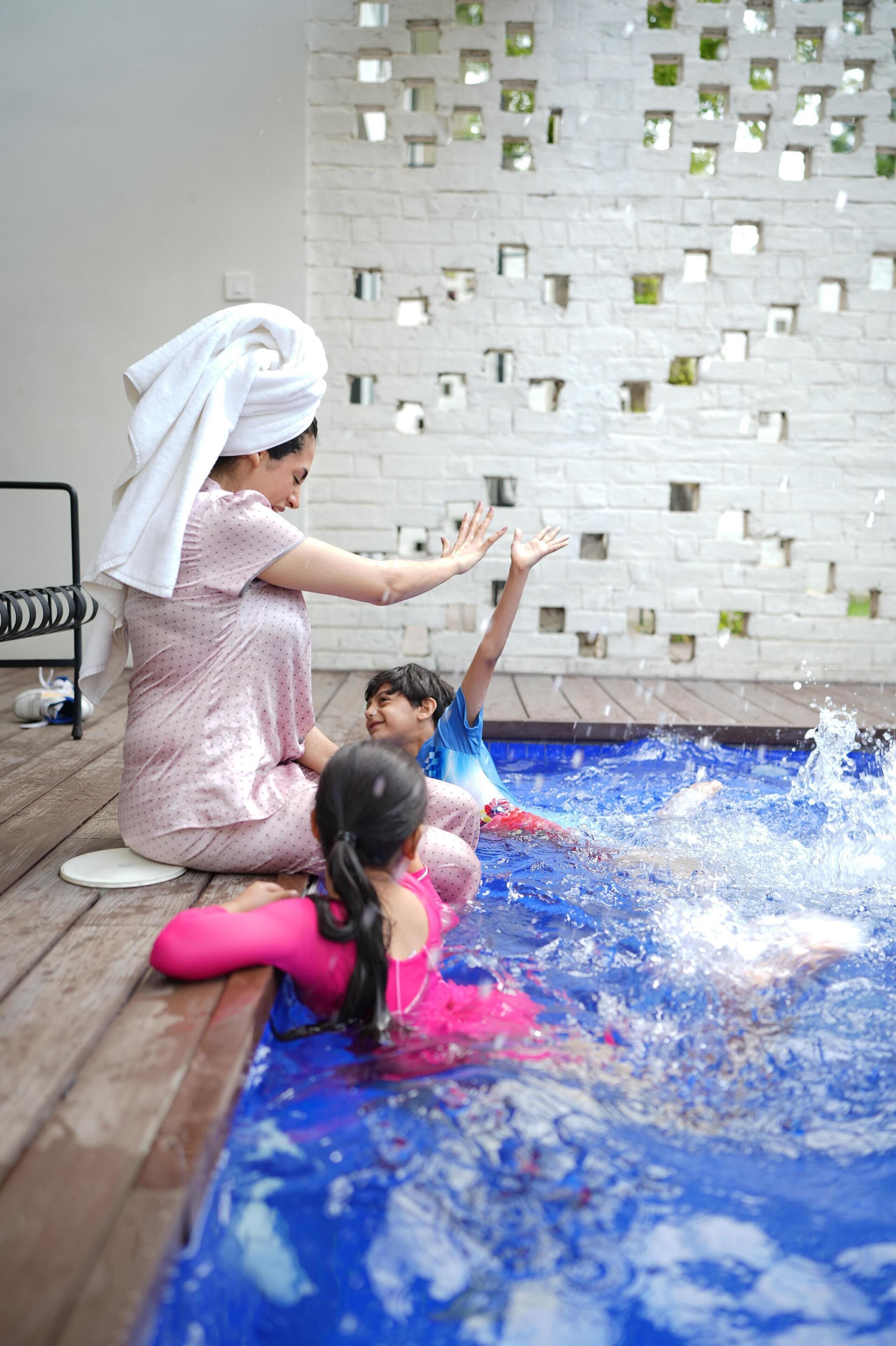 Minibar, caja de seguridad en la habitación y escritorio 