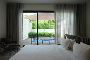 Minibar, caja de seguridad en la habitación y escritorio 