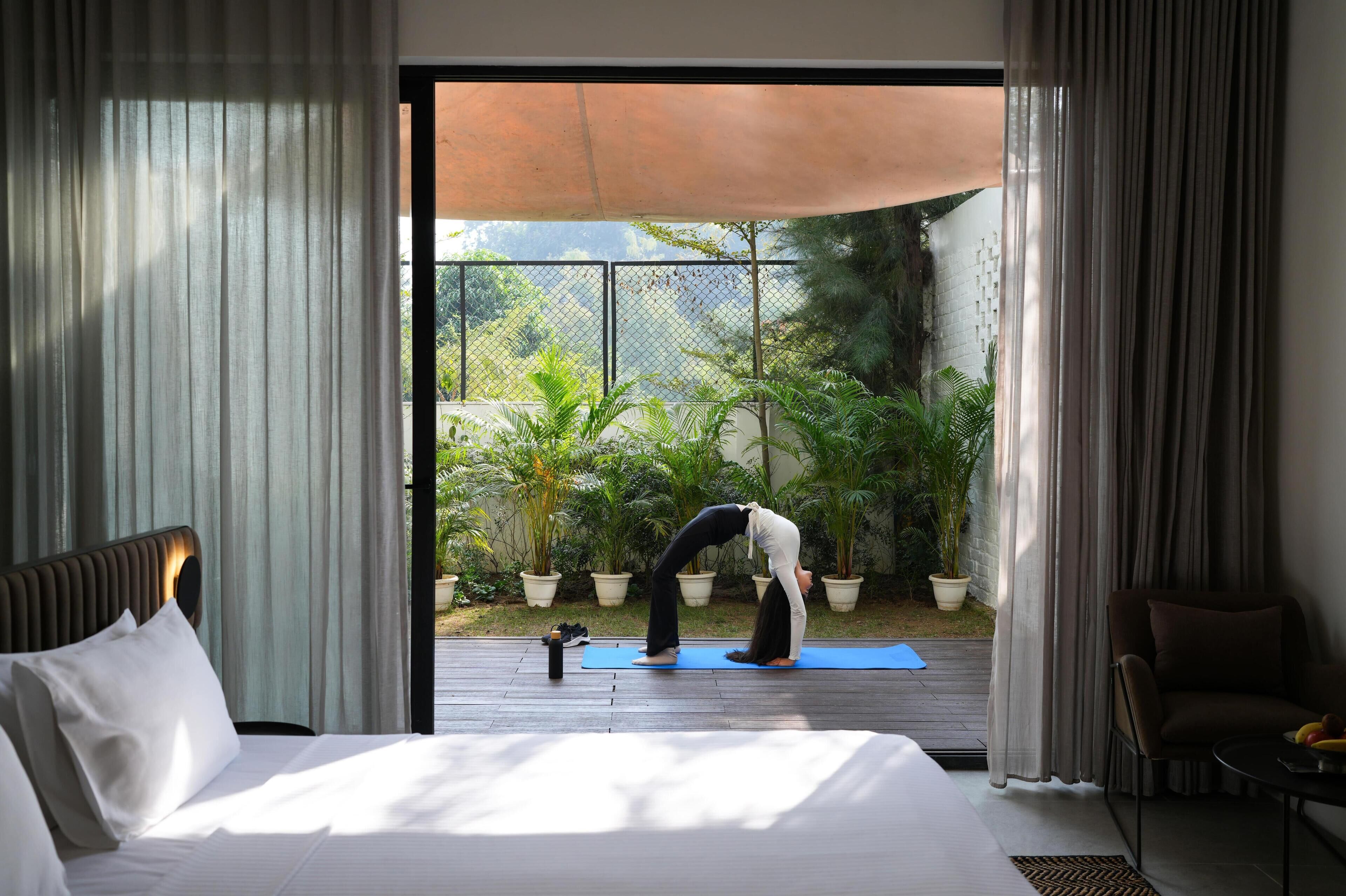 Suite, 1 King Bed, Non Smoking (with Sofabed) | Minibar, in-room safe, desk, iron/ironing board