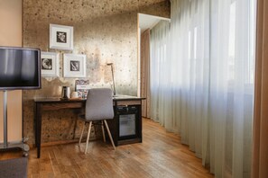 Desk, laptop workspace, iron/ironing board, cots/infant beds - Home Hotel Aurora (Tromsø)