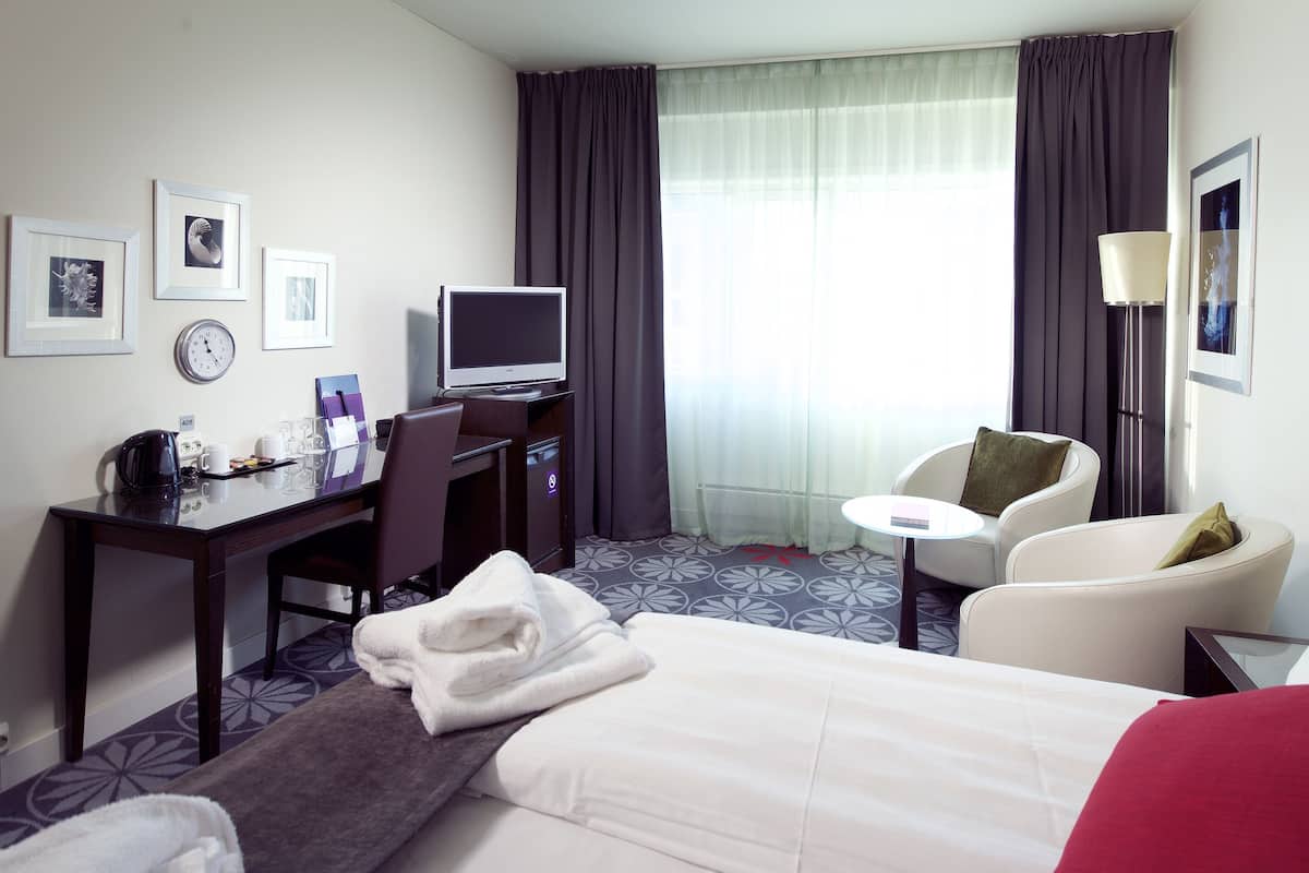 desk, laptop workspace, iron/ironing board, cots/infant beds